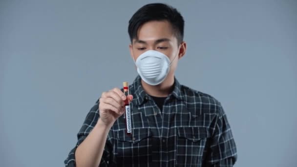 Racku Zaměření Asijské Muž Drží Vzorek Koronasvirus Nápisy Ukazující Palec — Stock video