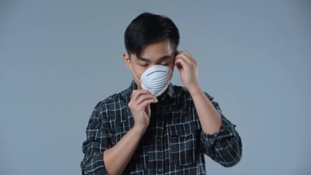 Asiatico Uomo Indossare Medico Maschera Isolato Grigio — Video Stock