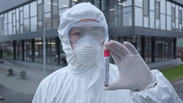 Asiatico Scienziato Holding Campione Con Coronavirus Lettering Mostrando Pollice Verso — Video Stock
