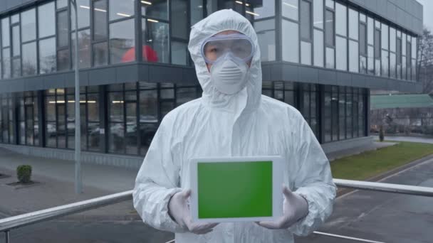 Asiatico Scienziato Holding Digitale Tablet Con Verde Schermo — Video Stock