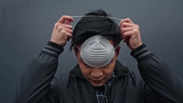 Ásia Homem Vestindo Protetora Máscara Cinza — Vídeo de Stock
