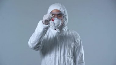 Asyalı bilim adamının test tüpünü düşürmesi gri üzerine izole edildi 