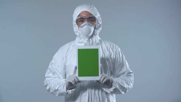 Asiatico Scienziato Holding Digitale Tablet Con Verde Schermo Isolato Grigio — Video Stock