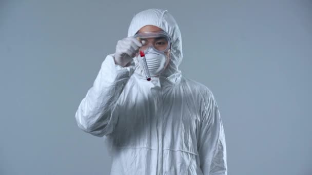 Asyalı Bilim Adamının Test Tüpünü Düşürmesi Gri Üzerine Izole Edildi — Stok video