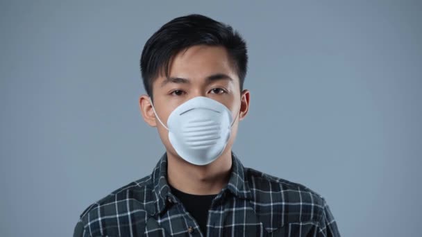 Sjuk Asiatisk Man Medicinsk Mask Isolerad Grå — Stockvideo