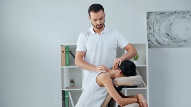 Massagista Bonito Fazendo Massagem Pescoço Para Mulher Negócios Cadeira Massagem — Vídeo de Stock