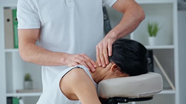 Vista Cortada Massagista Fazendo Massagem Pescoço Para Mulher Negócios Cadeira — Vídeo de Stock