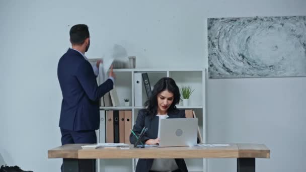 Zakenman Nemen Fitness Mat Handdoek Terwijl Zakenvrouw Typen Laptop — Stockvideo