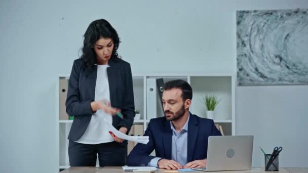 Donna Affari Che Mostra Documenti Collega Seduto Sul Posto Lavoro — Video Stock