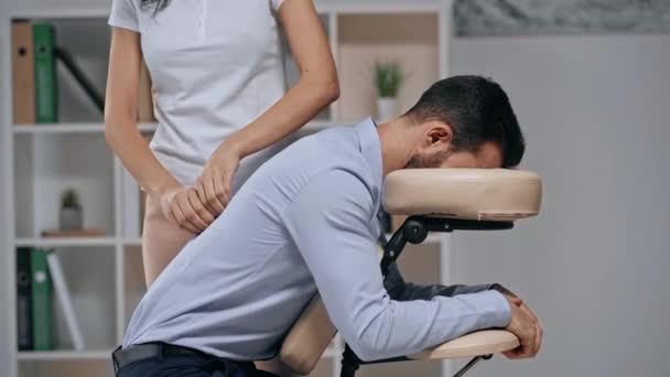 Teilansicht Der Masseurin Die Dem Geschäftsmann Massagesessel Rückenmassage Leistet — Stockvideo