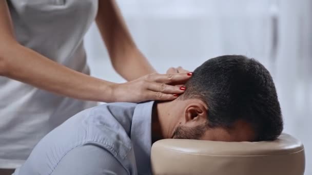 Vista Cortada Massagista Fazendo Massagem Pescoço Para Homem Negócios Cadeira — Vídeo de Stock