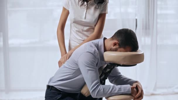 Vista Cortada Massagista Fazendo Volta Massagem Para Homem Negócios Cadeira — Vídeo de Stock