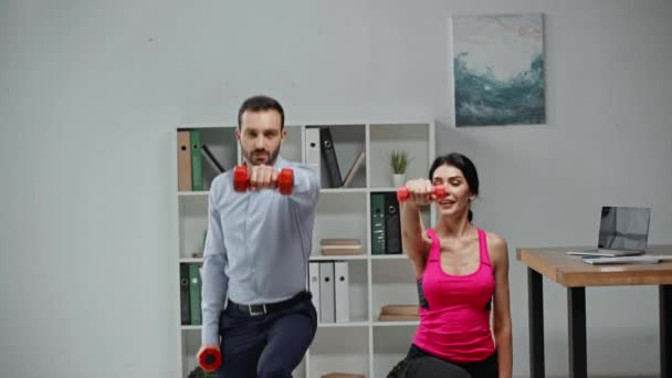Çekici Fitness Eğitmeni Işadamı Ofiste Dambıllarla Egzersiz Yapıyor — Stok video