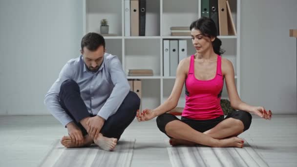 Attractive Yoga Instructor Showing Lotus Pose Businessman — Stock Video