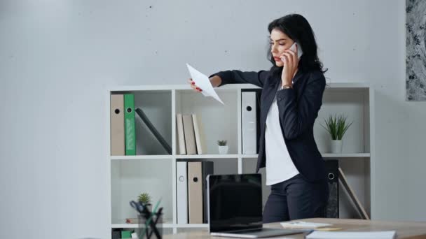 Αυτοπεποίθηση Επιχειρηματίας Κρατώντας Έγγραφο Και Μιλώντας Στο Smartphone Στο Γραφείο — Αρχείο Βίντεο