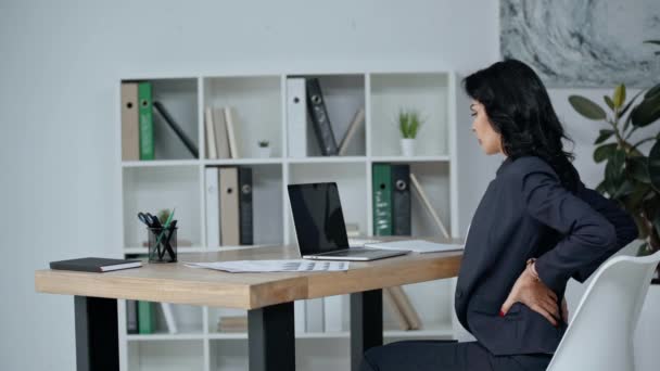 Atractiva Mujer Negocios Que Sufre Dolor Espalda Mientras Trabaja Oficina — Vídeos de Stock