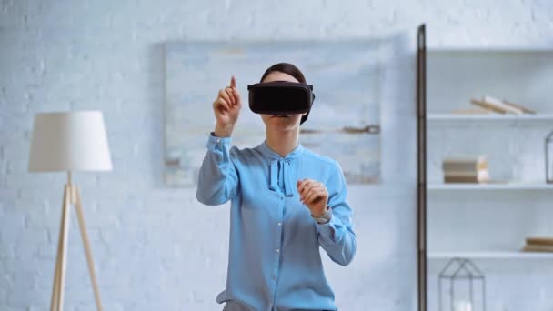 Podnikatelka Sluchátkách Virtuální Reality Gestikulace Kanceláři — Stock video