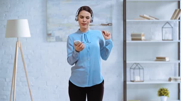 Χαρούμενη Επιχειρηματίας Ασύρματα Ακουστικά Που Χορεύει Στο Γραφείο — Αρχείο Βίντεο