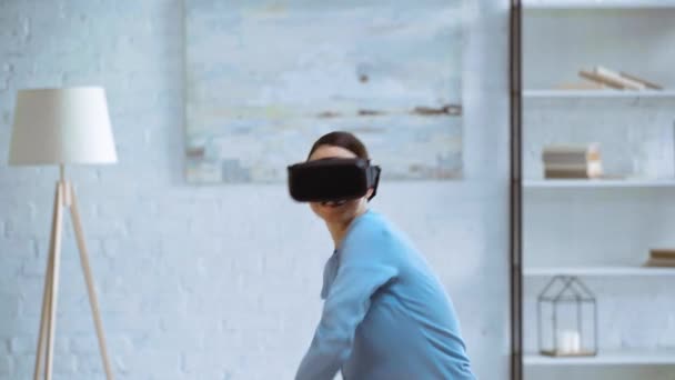 Mujer Realidad Virtual Auriculares Juego Oficina — Vídeo de stock