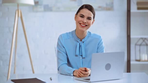 Femme Affaires Heureuse Souriant Près Ordinateur Portable Dans Bureau — Video