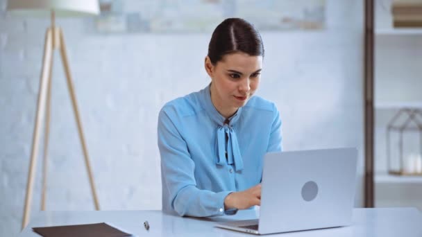 Mulher Negócios Atraente Digitando Teclado Laptop — Vídeo de Stock