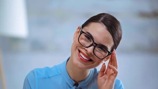 Alegre Mujer Negocios Sonriendo Mientras Toca Gafas — Vídeo de stock