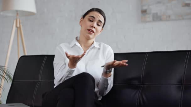 Businesswoman Gesturing Talking While Sitting Sofa — Stock Video