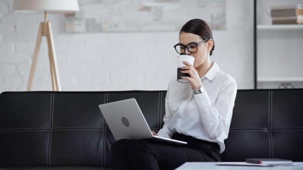 戴眼镜 使用笔记本电脑 喝咖啡的女商人 — 图库视频影像