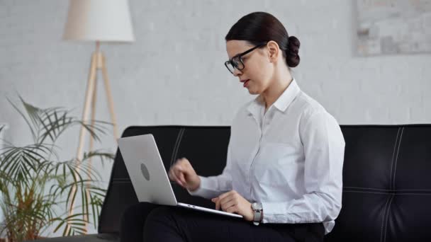 Mujer Negocios Gafas Con Portátil Estiramiento Oficina — Vídeo de stock