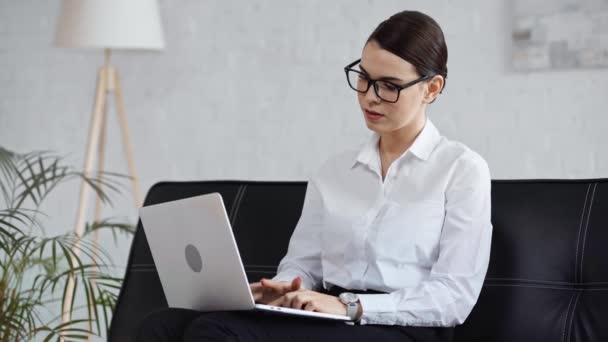 Trött Affärskvinna Gäspning När Använder Laptop — Stockvideo