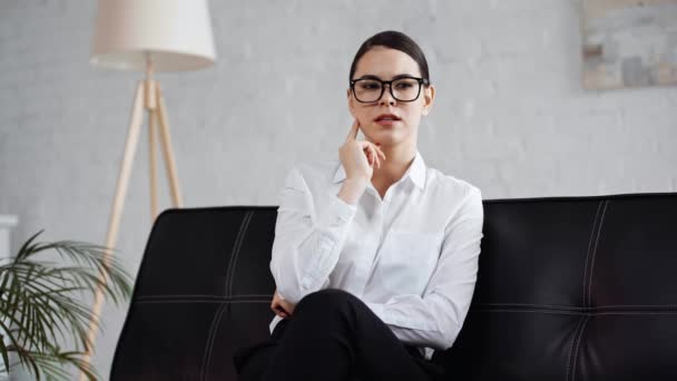 Mujer Negocios Tener Idea Hablar Teléfono Inteligente — Vídeo de stock