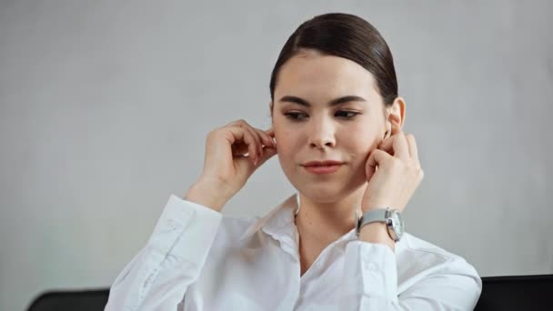 Femme Affaires Heureuse Écoutant Musique Dans Des Écouteurs Sans Fil — Video