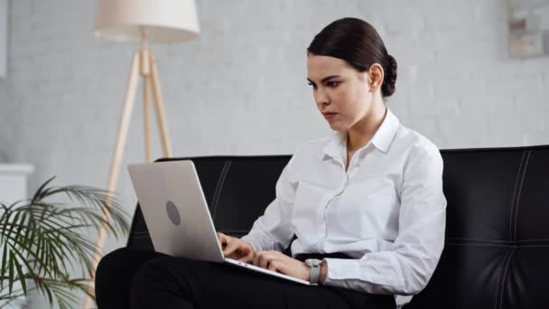 Mulher Negócios Animado Gesticulando Usando Laptop — Vídeo de Stock