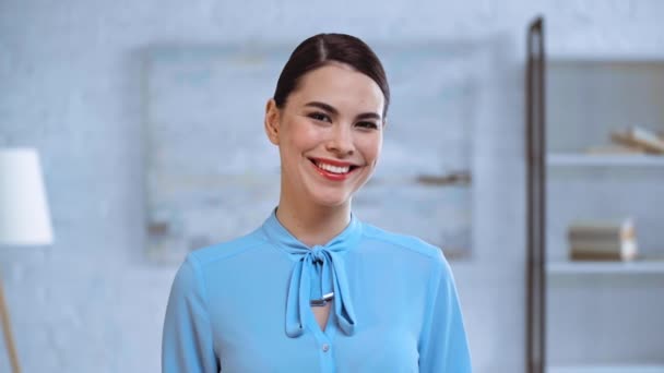 Szczęśliwy Młody Bizneswoman Śmiech Biuro — Wideo stockowe