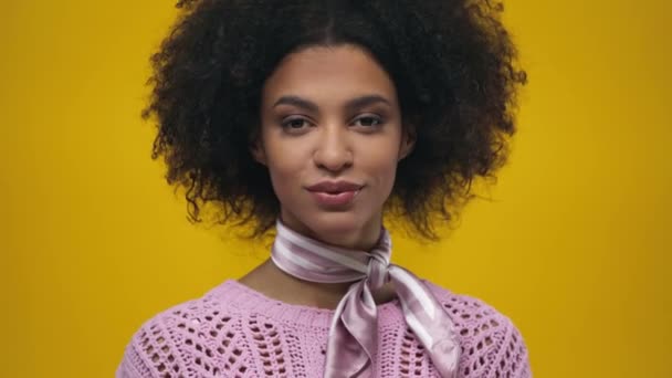 Африканська Американка Яка Підморгує Очима Ізольована Жовтому — стокове відео