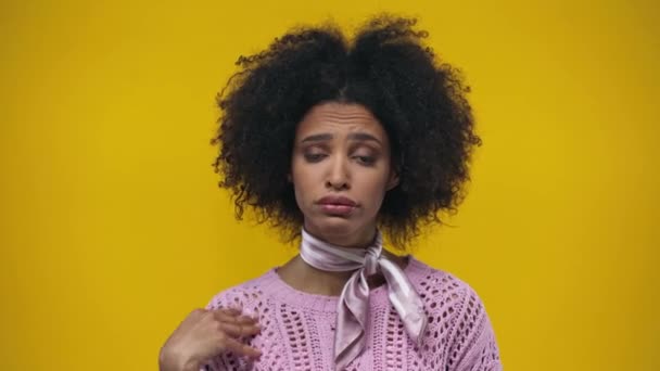 Afroamericana Chica Sintiéndose Caliente Aislado Amarillo — Vídeo de stock