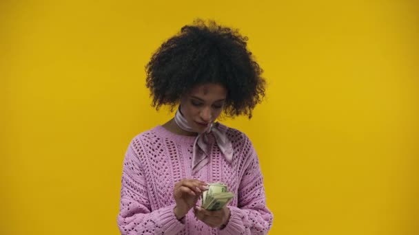 Afrikanische Amerikanerin Winkt Geld Isoliert Auf Gelb — Stockvideo