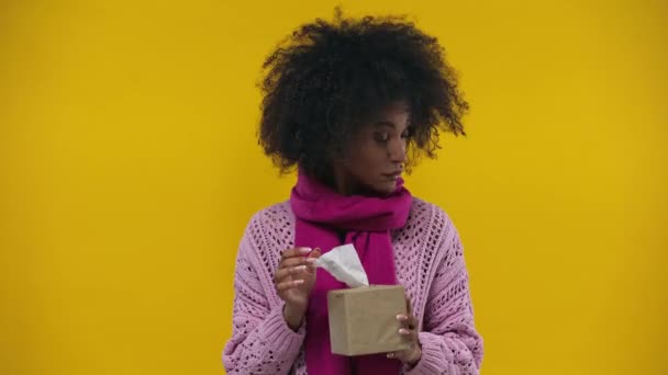 Doente Afro Americano Menina Espirros Isolado Amarelo — Vídeo de Stock