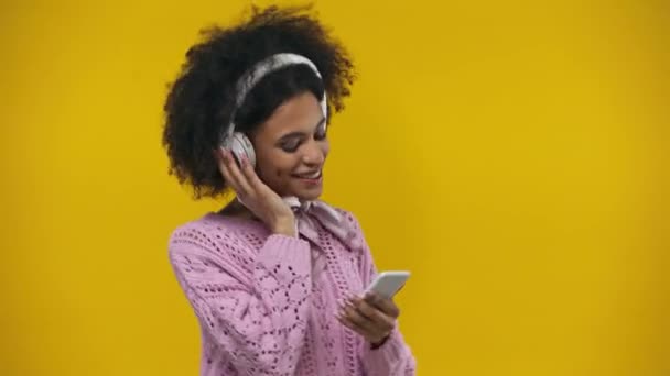 African American Girl Dancing Listening Music Isolated Yellow — Stock Video