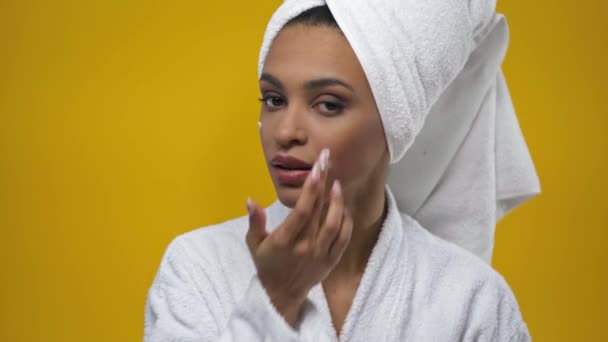 African American Girl Applying Face Cream Isolated Yellow — Stock Video