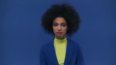 Afro-Amerikalı bir kadın mavi üzerine izole edilmiş bir jest göstermiyor.