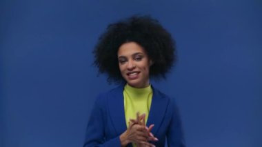 Mutlu Afro-Amerikan kızı konuşuyor.