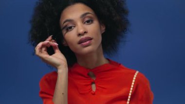 Afrika kökenli Amerikalı kız maskara sürüyor.