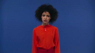 Kıvırcık Afrikalı Amerikalı kız soğuktan soyutlanmış gibi