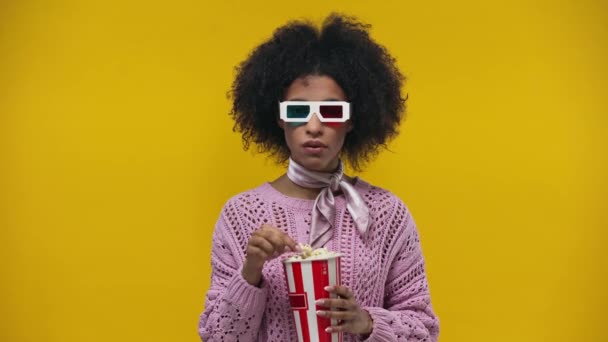 Chica Afroamericana Gafas Aisladas Amarillo — Vídeo de stock