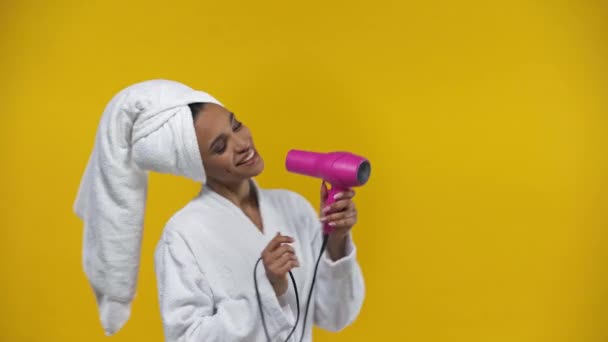 Africká Americká Dívka Drží Vysoušeč Vlasů Izolované Žluté — Stock video