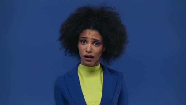 Συναισθηματικό Αφροαμερικανό Κορίτσι Δείχνοντας Δάχτυλο Απομονωμένο Στο Μπλε — Αρχείο Βίντεο