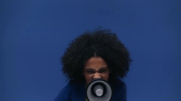 파란색으로 고립된 메가폰으로 소리치는 아프리카계 — 비디오