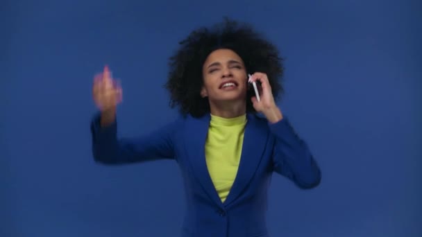 Menina Afro Americana Emocional Falando Smartphone Isolado Azul — Vídeo de Stock