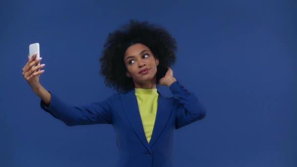 Atraente Menina Afro Americana Tomando Selfie Isolado Azul — Vídeo de Stock